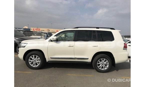 Sayi Imported Toyota Land Cruiser White Mota in Import - Dubai a estuary Sayi Imported Toyota Land Cruiser White Mota in Import - Dubai a estuary
