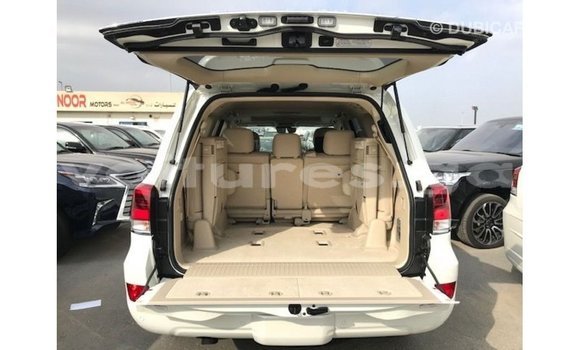 Sayi Imported Toyota Land Cruiser White Mota in Import - Dubai a estuary Sayi Imported Toyota Land Cruiser White Mota in Import - Dubai a estuary