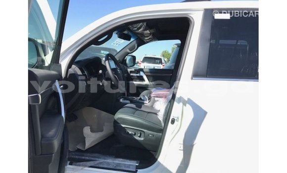 Acheter Import Voiture Toyota Land Cruiser Blanc à Import - Dubai, Estuaire Acheter Import Voiture Toyota Land Cruiser Blanc à Import - Dubai, Estuaire