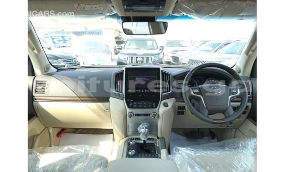 Sayi Imported Toyota Land Cruiser White Mota in Import - Dubai a estuary Sayi Imported Toyota Land Cruiser White Mota in Import - Dubai a estuary