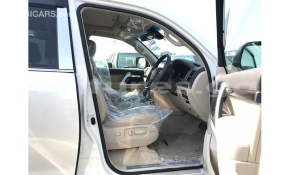 Sayi Imported Toyota Land Cruiser White Mota in Import - Dubai a estuary Sayi Imported Toyota Land Cruiser White Mota in Import - Dubai a estuary