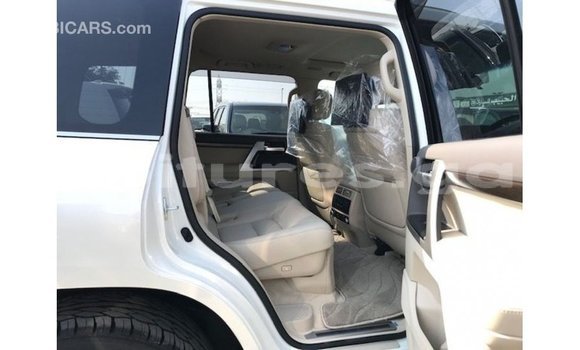 Sayi Imported Toyota Land Cruiser White Mota in Import - Dubai a estuary Sayi Imported Toyota Land Cruiser White Mota in Import - Dubai a estuary