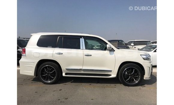 Sayi Imported Toyota Land Cruiser White Mota in Import - Dubai a estuary Sayi Imported Toyota Land Cruiser White Mota in Import - Dubai a estuary