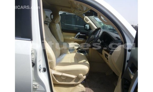 Sayi Imported Toyota Land Cruiser White Mota in Import - Dubai a estuary Sayi Imported Toyota Land Cruiser White Mota in Import - Dubai a estuary