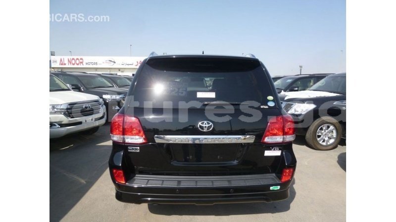 Big with watermark toyota land cruiser estuary import dubai 5636