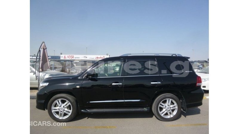 Big with watermark toyota land cruiser estuary import dubai 5636