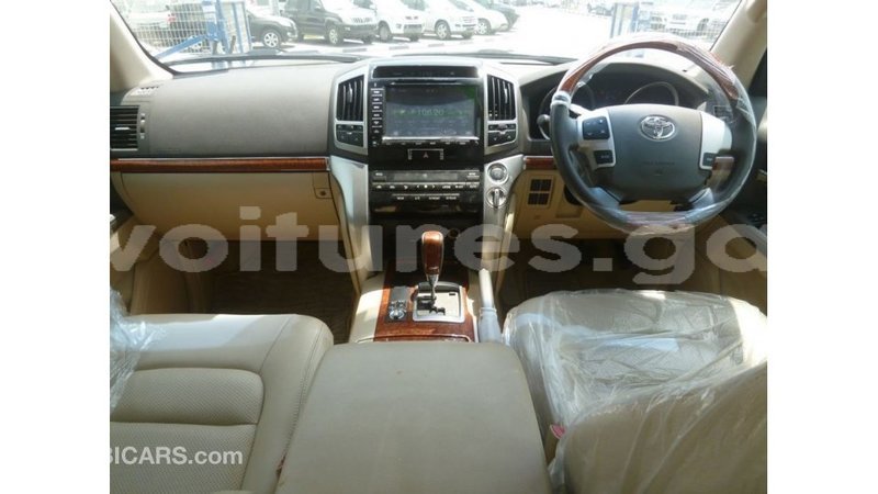 Big with watermark toyota land cruiser estuary import dubai 5637