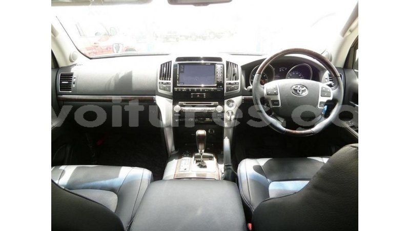 Big with watermark toyota land cruiser estuary import dubai 5638