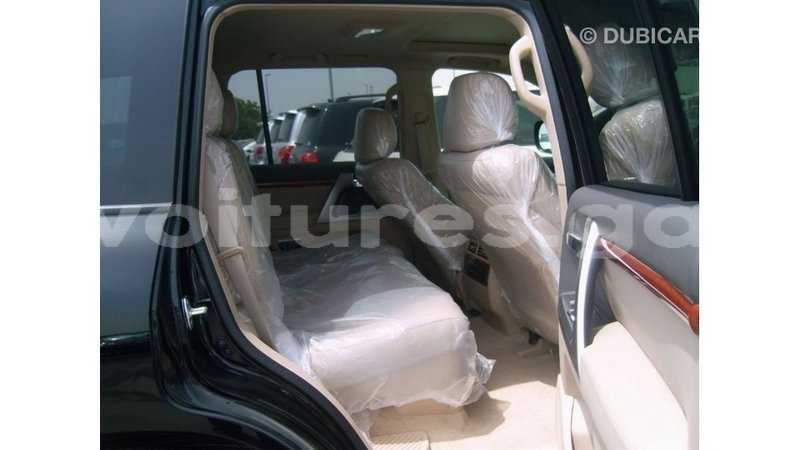 Big with watermark toyota land cruiser estuary import dubai 5639