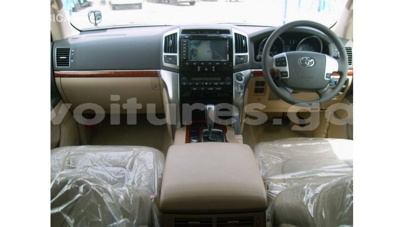 Big with watermark toyota land cruiser estuary import dubai 5640