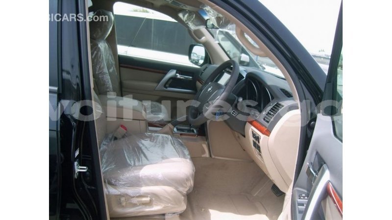 Big with watermark toyota land cruiser estuary import dubai 5640