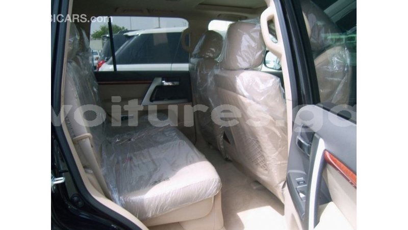 Big with watermark toyota land cruiser estuary import dubai 5640