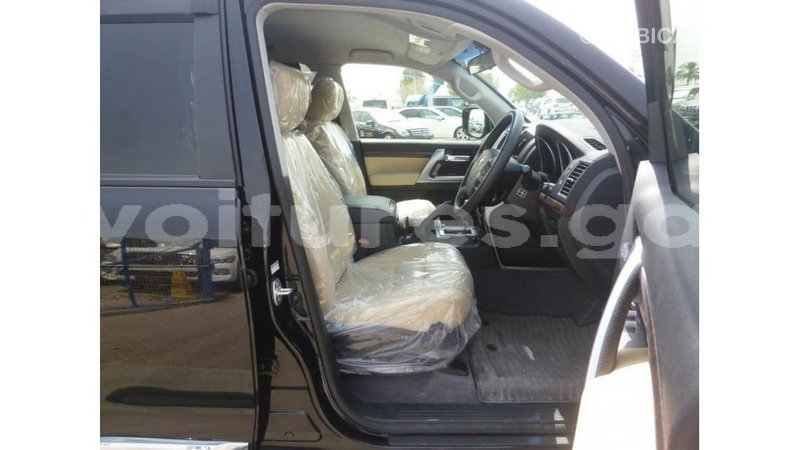 Big with watermark toyota land cruiser estuary import dubai 5642