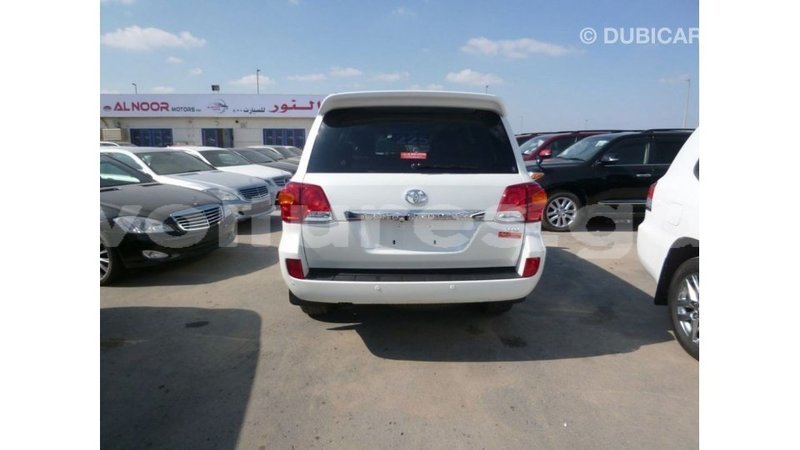 Big with watermark toyota land cruiser estuary import dubai 5643