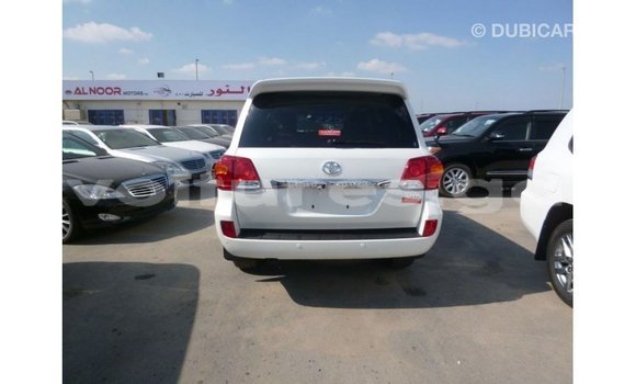 Acheter Import Voiture Toyota Land Cruiser Blanc à Import - Dubai, Estuaire Acheter Import Voiture Toyota Land Cruiser Blanc à Import - Dubai, Estuaire