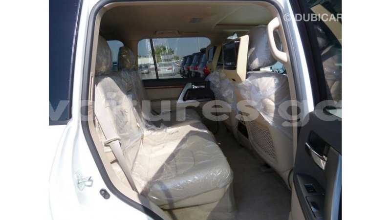 Big with watermark toyota land cruiser estuary import dubai 5643