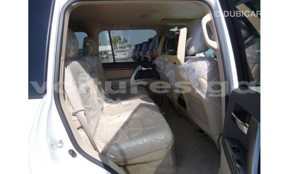 Acheter Import Voiture Toyota Land Cruiser Blanc à Import - Dubai, Estuaire Acheter Import Voiture Toyota Land Cruiser Blanc à Import - Dubai, Estuaire
