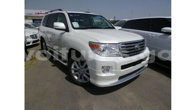 Big with watermark toyota land cruiser estuary import dubai 5644