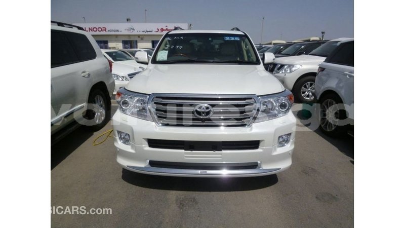 Big with watermark toyota land cruiser estuaire import dubai 5644