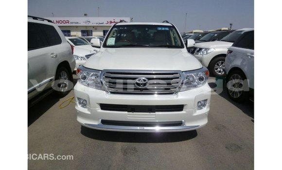 Sayi Imported Toyota Land Cruiser White Mota in Import - Dubai a estuary Sayi Imported Toyota Land Cruiser White Mota in Import - Dubai a estuary