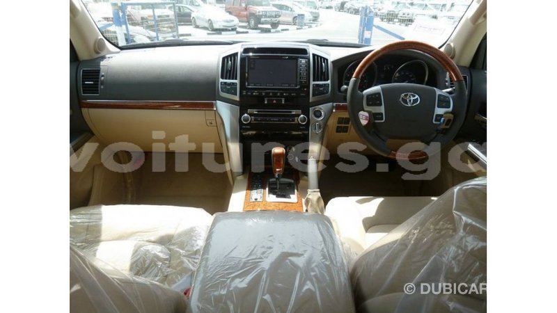 Big with watermark toyota land cruiser estuary import dubai 5644