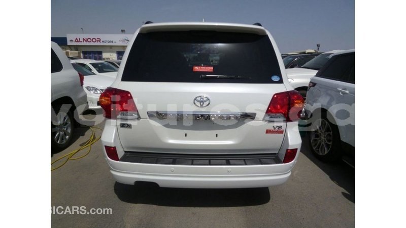 Big with watermark toyota land cruiser estuary import dubai 5644