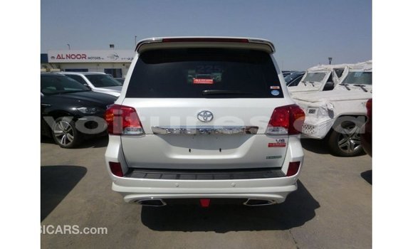 Sayi Imported Toyota Land Cruiser White Mota in Import - Dubai a estuary Sayi Imported Toyota Land Cruiser White Mota in Import - Dubai a estuary