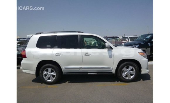 Sayi Imported Toyota Land Cruiser White Mota in Import - Dubai a estuary Sayi Imported Toyota Land Cruiser White Mota in Import - Dubai a estuary