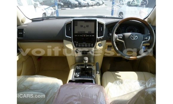 Sayi Imported Toyota Land Cruiser White Mota in Import - Dubai a estuary Sayi Imported Toyota Land Cruiser White Mota in Import - Dubai a estuary