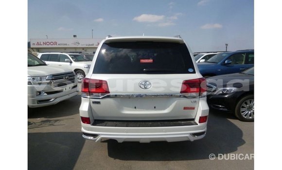 Sayi Imported Toyota Land Cruiser White Mota in Import - Dubai a estuary Sayi Imported Toyota Land Cruiser White Mota in Import - Dubai a estuary