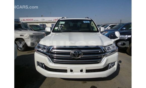 Sayi Imported Toyota Land Cruiser White Mota in Import - Dubai a estuary Sayi Imported Toyota Land Cruiser White Mota in Import - Dubai a estuary