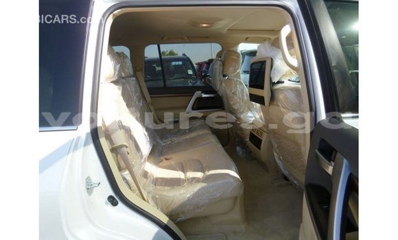 Sayi Imported Toyota Land Cruiser White Mota in Import - Dubai a estuary Sayi Imported Toyota Land Cruiser White Mota in Import - Dubai a estuary