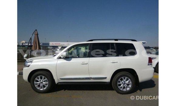 Sayi Imported Toyota Land Cruiser White Mota in Import - Dubai a estuary Sayi Imported Toyota Land Cruiser White Mota in Import - Dubai a estuary