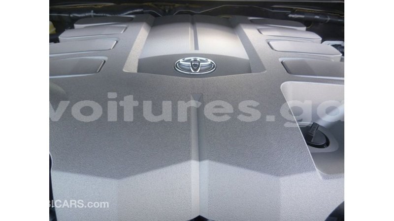 Big with watermark toyota land cruiser estuaire import dubai 5648