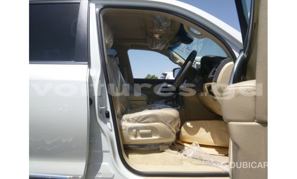 Acheter Import Voiture Toyota Land Cruiser Blanc à Import - Dubai, Estuaire Acheter Import Voiture Toyota Land Cruiser Blanc à Import - Dubai, Estuaire