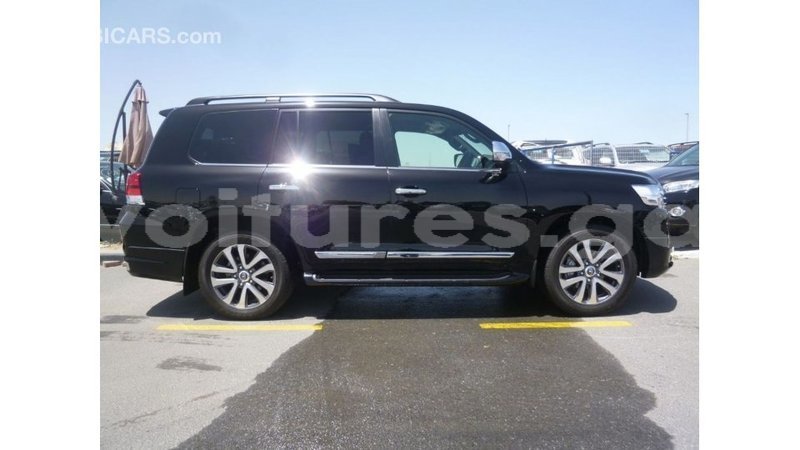 Big with watermark toyota land cruiser estuaire import dubai 5651