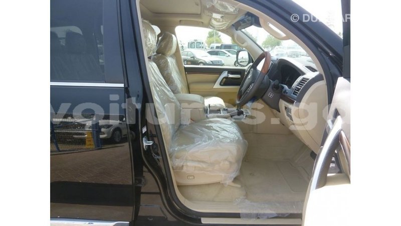 Big with watermark toyota land cruiser estuaire import dubai 5654