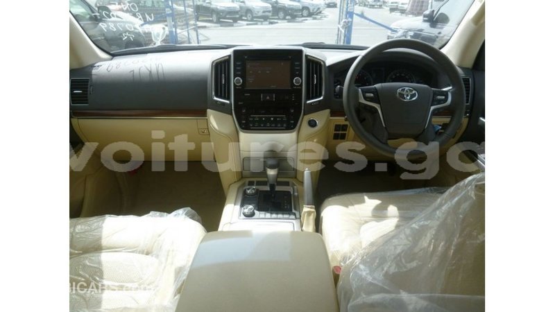 Big with watermark toyota land cruiser estuary import dubai 5660