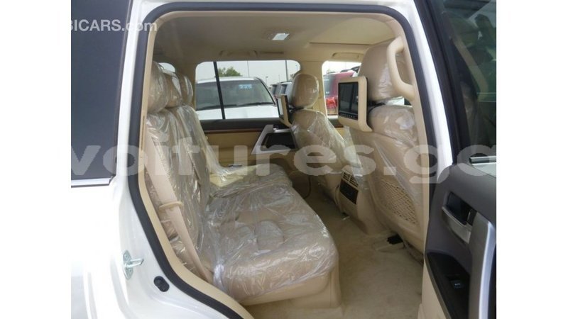 Big with watermark toyota land cruiser estuary import dubai 5660