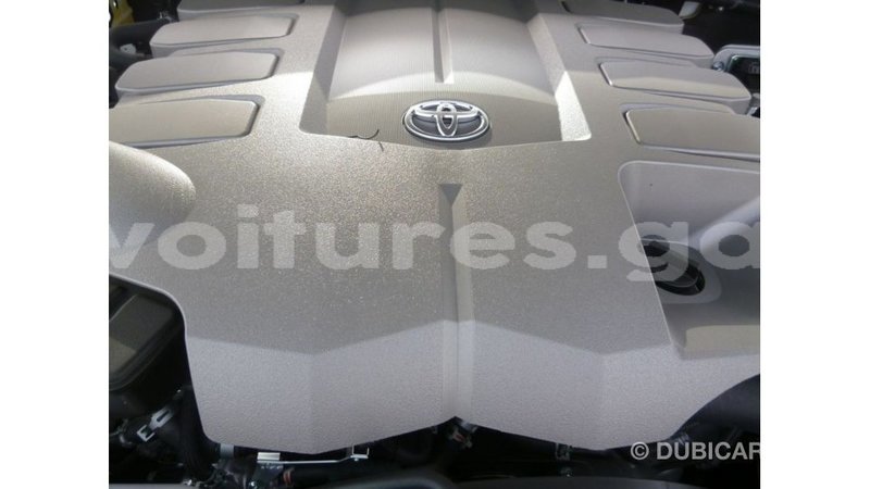 Big with watermark toyota land cruiser estuary import dubai 5660