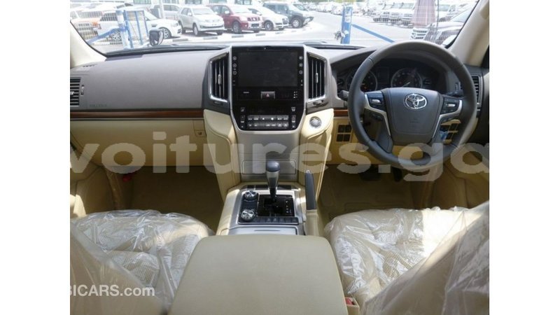 Big with watermark toyota land cruiser estuaire import dubai 5663