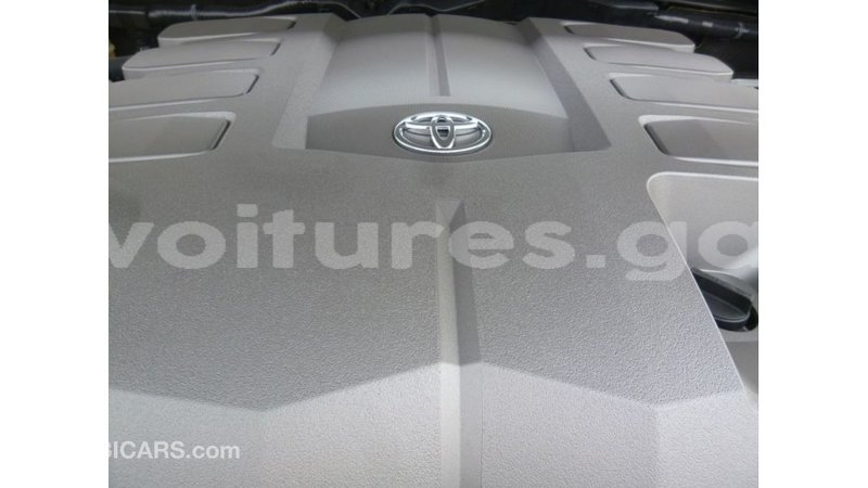 Big with watermark toyota land cruiser estuaire import dubai 5663