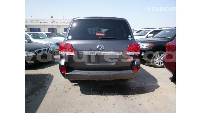 Big with watermark toyota land cruiser estuary import dubai 5667