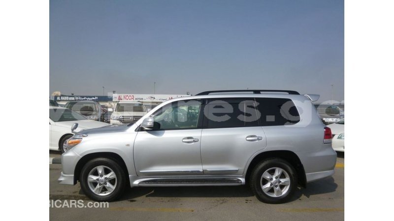 Big with watermark toyota land cruiser estuaire import dubai 5668