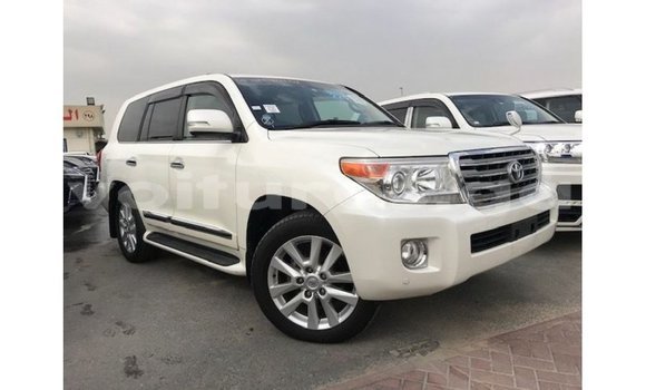 Sayi Imported Toyota Land Cruiser White Mota in Import - Dubai a estuary Sayi Imported Toyota Land Cruiser White Mota in Import - Dubai a estuary
