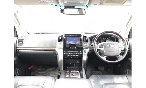 Sayi Imported Toyota Land Cruiser White Mota in Import - Dubai a estuary Sayi Imported Toyota Land Cruiser White Mota in Import - Dubai a estuary