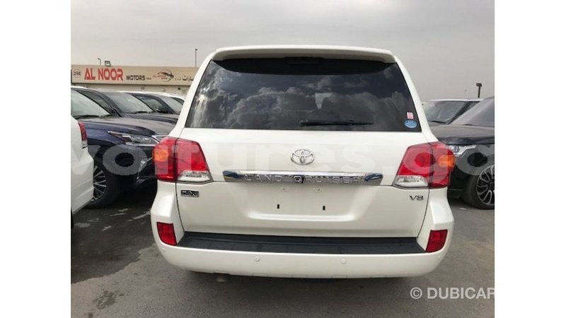 Big with watermark toyota land cruiser estuary import dubai 5674