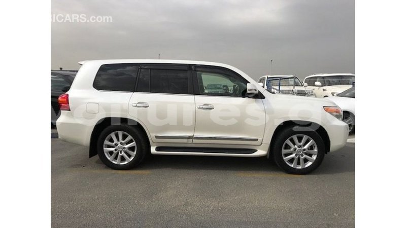 Big with watermark toyota land cruiser estuary import dubai 5674