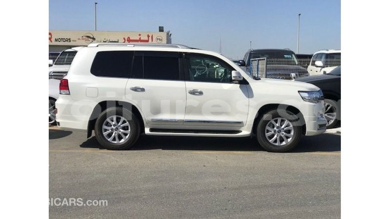 Big with watermark toyota land cruiser estuary import dubai 5676