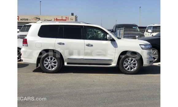 Sayi Imported Toyota Land Cruiser White Mota in Import - Dubai a estuary Sayi Imported Toyota Land Cruiser White Mota in Import - Dubai a estuary